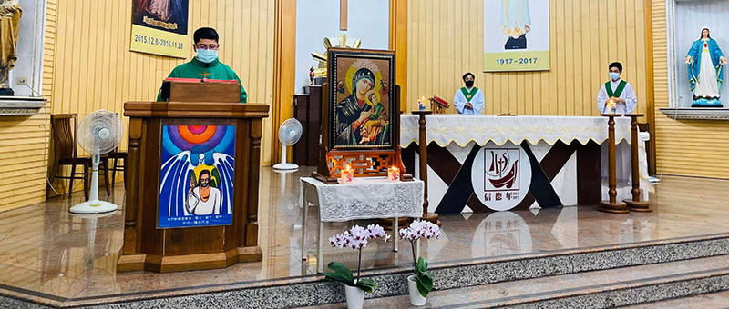 Fr. Salustino celegrates Mass at Immaculate Heart of Mary Parish